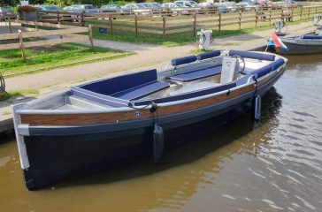 Luxury electric boat for rent in Giethoorn