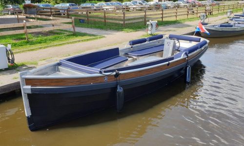 Luxury electric boat for rent in Giethoorn