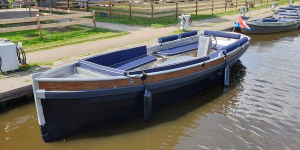 Luxury electric boat for rent in Giethoorn