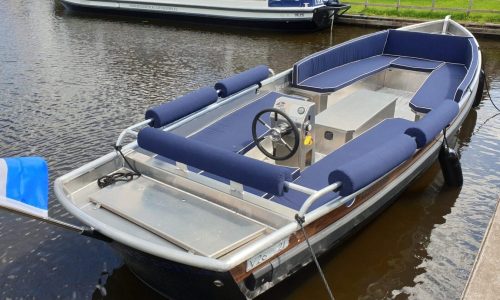 Spacious electric sloop with steering wheel for rent in Giethoorn