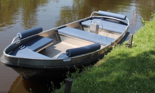 Modern electric rental boat in Giethoorn harbor