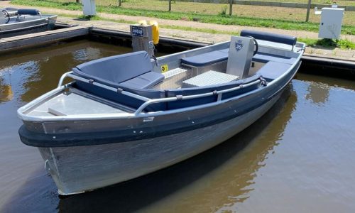 Classic electric sloop for rent at Giethoorn boat dock